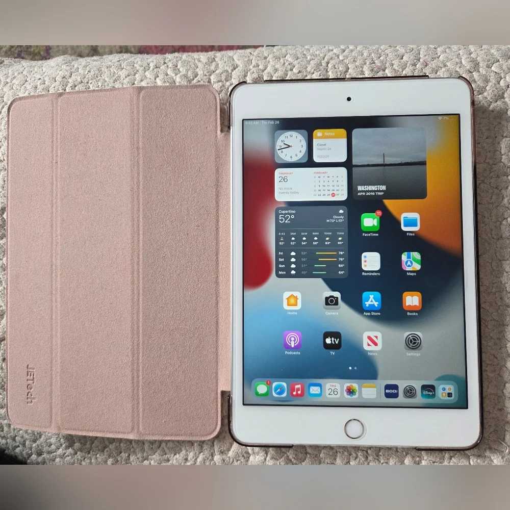 Apple IPad Mini 4 with Pink Cover